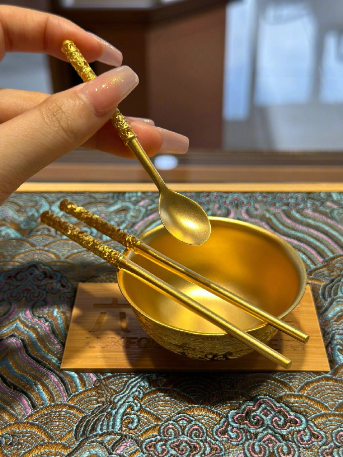 送你金饭碗，一辈子财运旺旺，财福双全。运势
