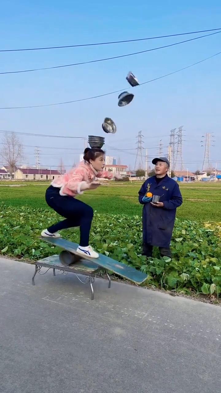 来杯子，杯子，再来一次，又掉了，有没劲，又掉了，又坏了，再来一次，哎呀。
