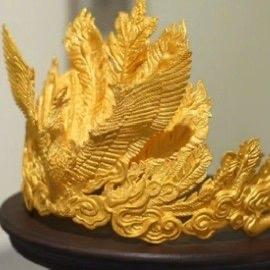 千万粉丝网红张凯毅夫妇办免费展览时，一顶重达4斤的黄金凤冠被一名男童碰倒损坏，这