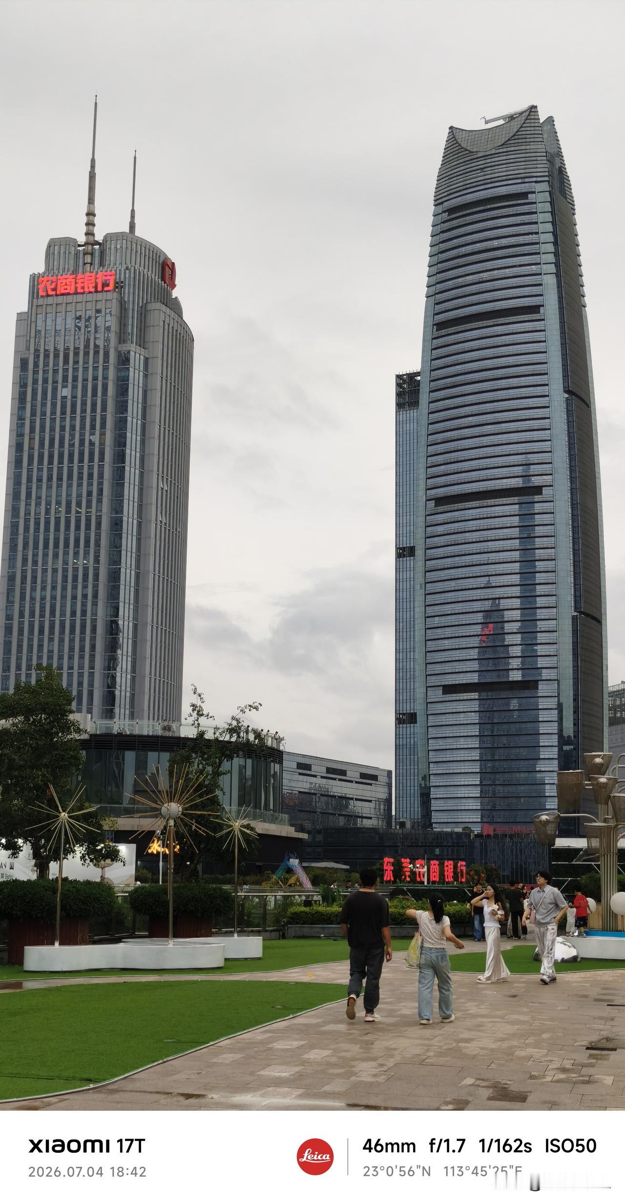 夏日生活，
漫步城市街头。
高楼伫立，雨雾濛濛，
别有一番韵味在心头。