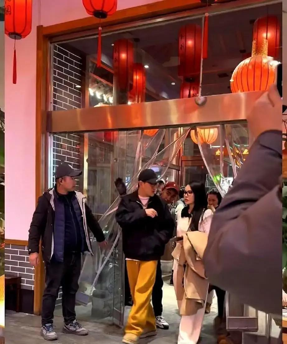 别再盯着她关没关美颜了。一个更狠的趋势是：中国中年女性的钱，正大规模从脸蛋流向大