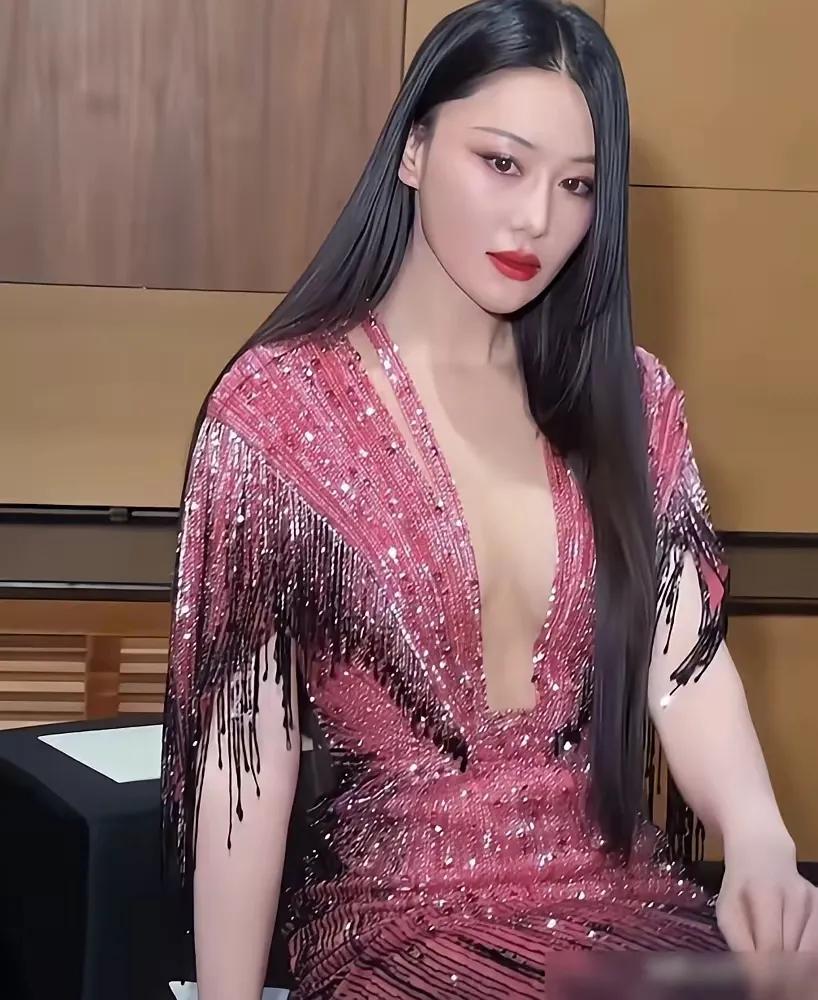 何捷转业消息刚传开，张馨予就火速以黑丝深V造型亮相活动，这转变快得让不少人有点措