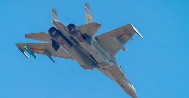 美国飞行员集体懵了！美军侦察机在南海转悠时，迎面而来的中国战机总不是传说中的隐身