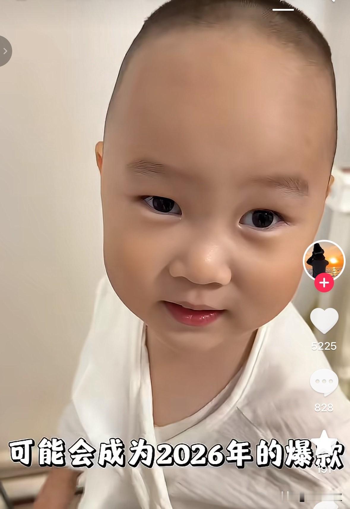 米乐爸爸亲自给小米乐理发，一开始还以为他要设计个什么发型，最后直接理成了个小光头