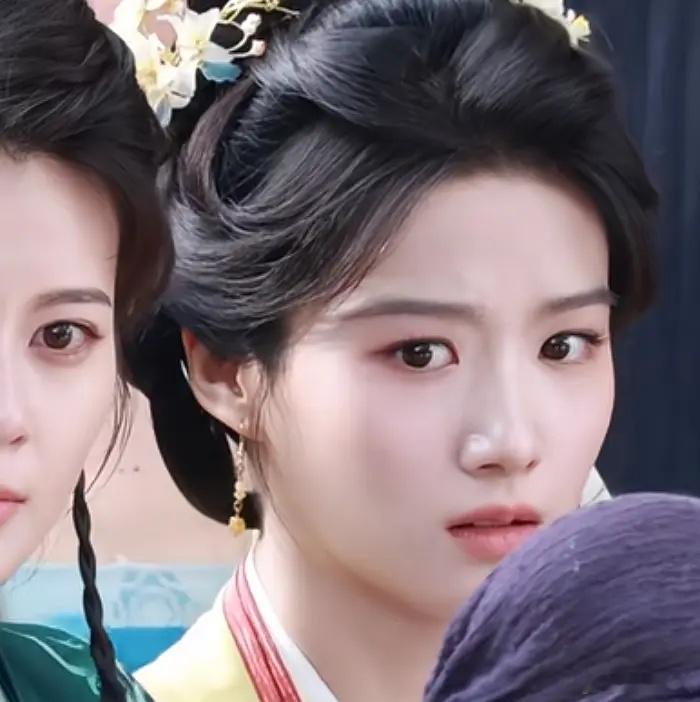 丑普是其次，重要的是演技差，这个截图的原视频里卢昱晓演的好像做贼心虚一样 