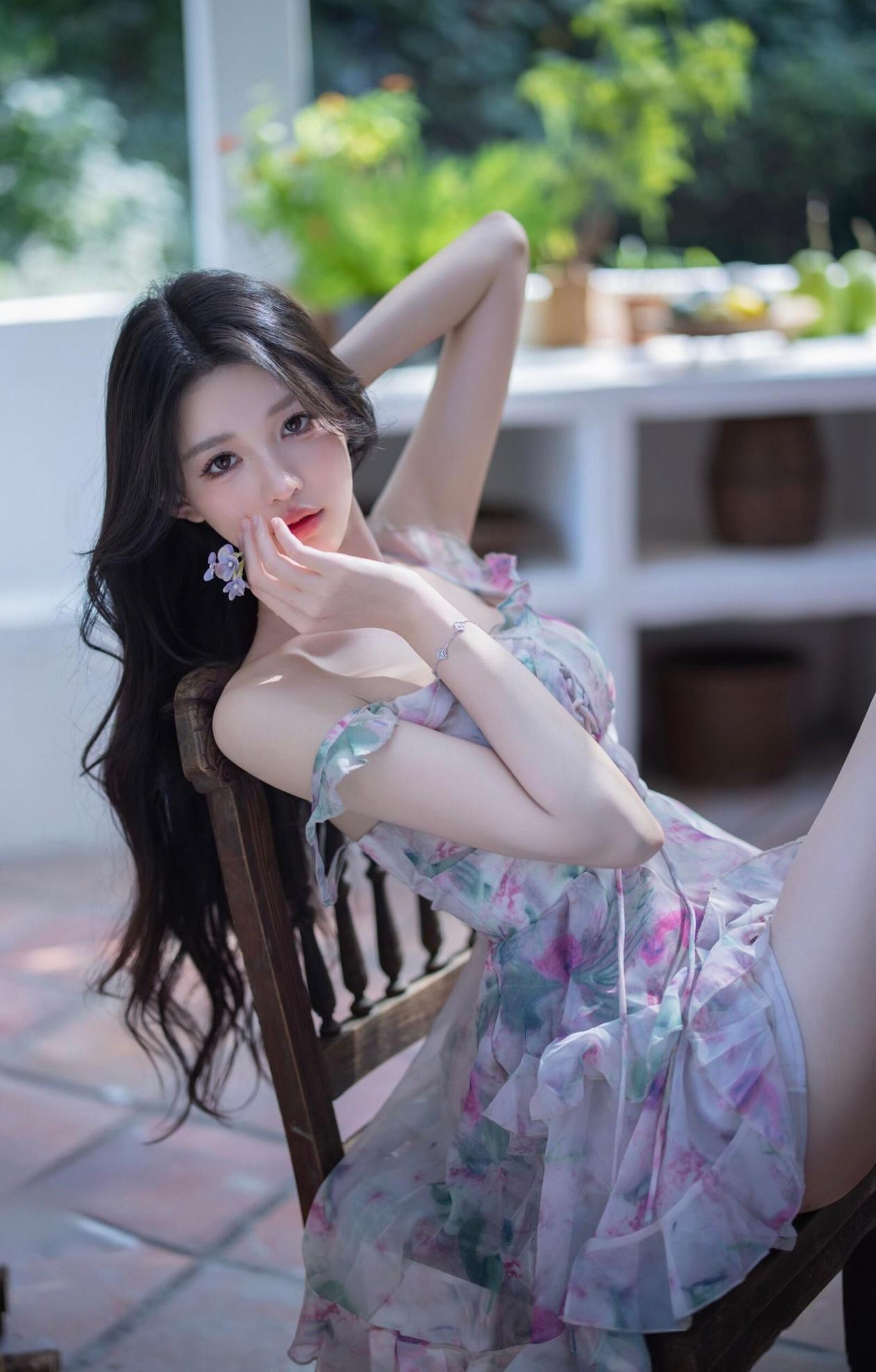 花裙飘逸，阳光下的迷人瞬间🌸🌸🌸
穿碎花裙的女子 时尚花裙人像