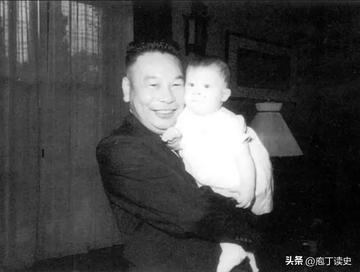 1965年，蒋介石找来记者曹聚仁当中间人，在日月潭边上秘密会面，提出了回归大陆的