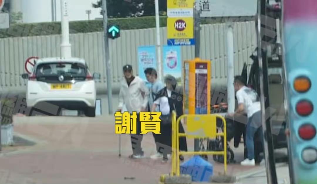 谢贤当年幸亏把谢霆锋“卖”给英皇了，要不然他老了也没有这么好的待遇，从行随从两名
