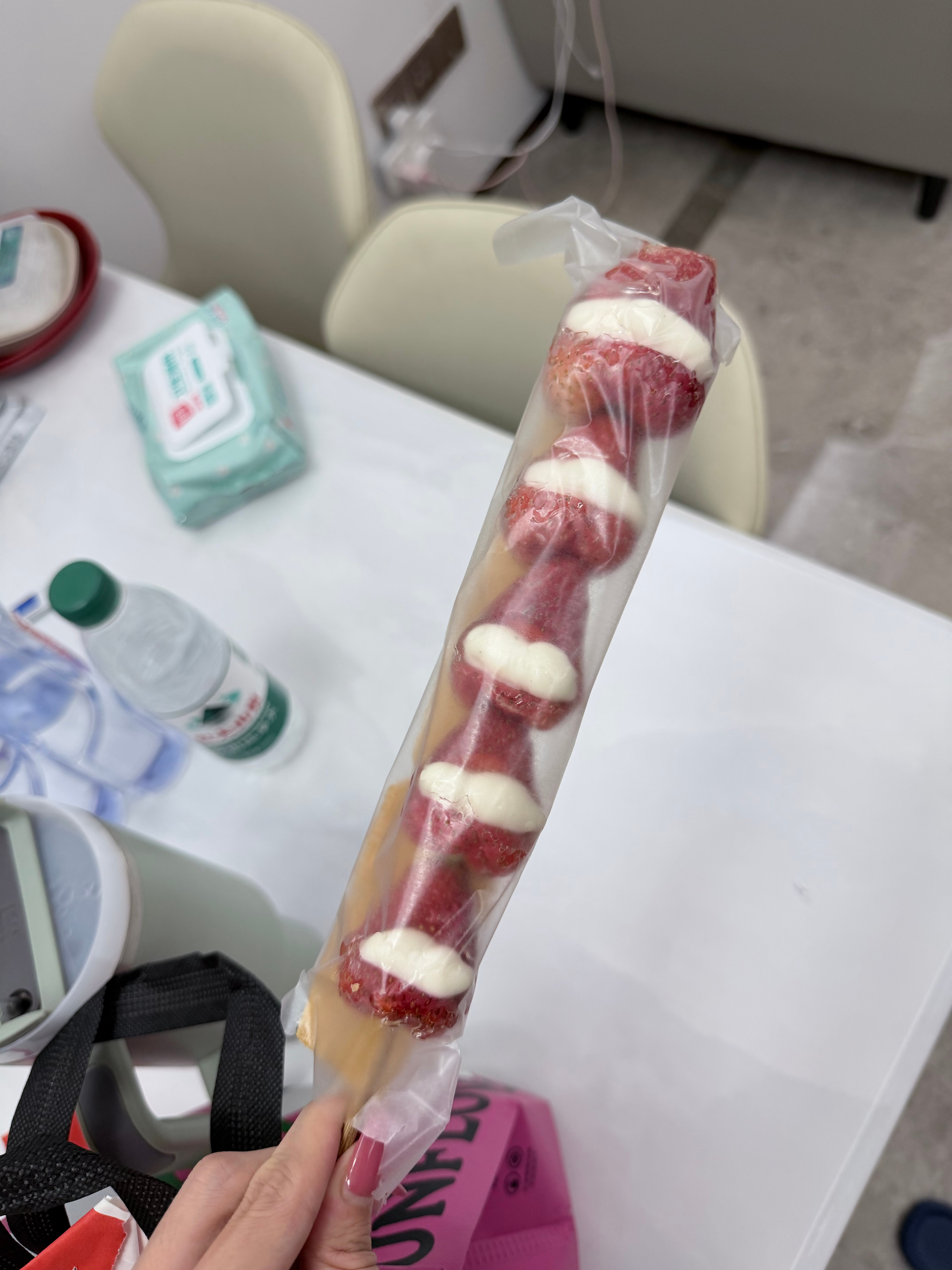 点了干噎酸奶奶皮子草莓糖葫芦 妈呀前缀好长干噎酸奶草莓挺好吃的哈哈哈 有点爱上了