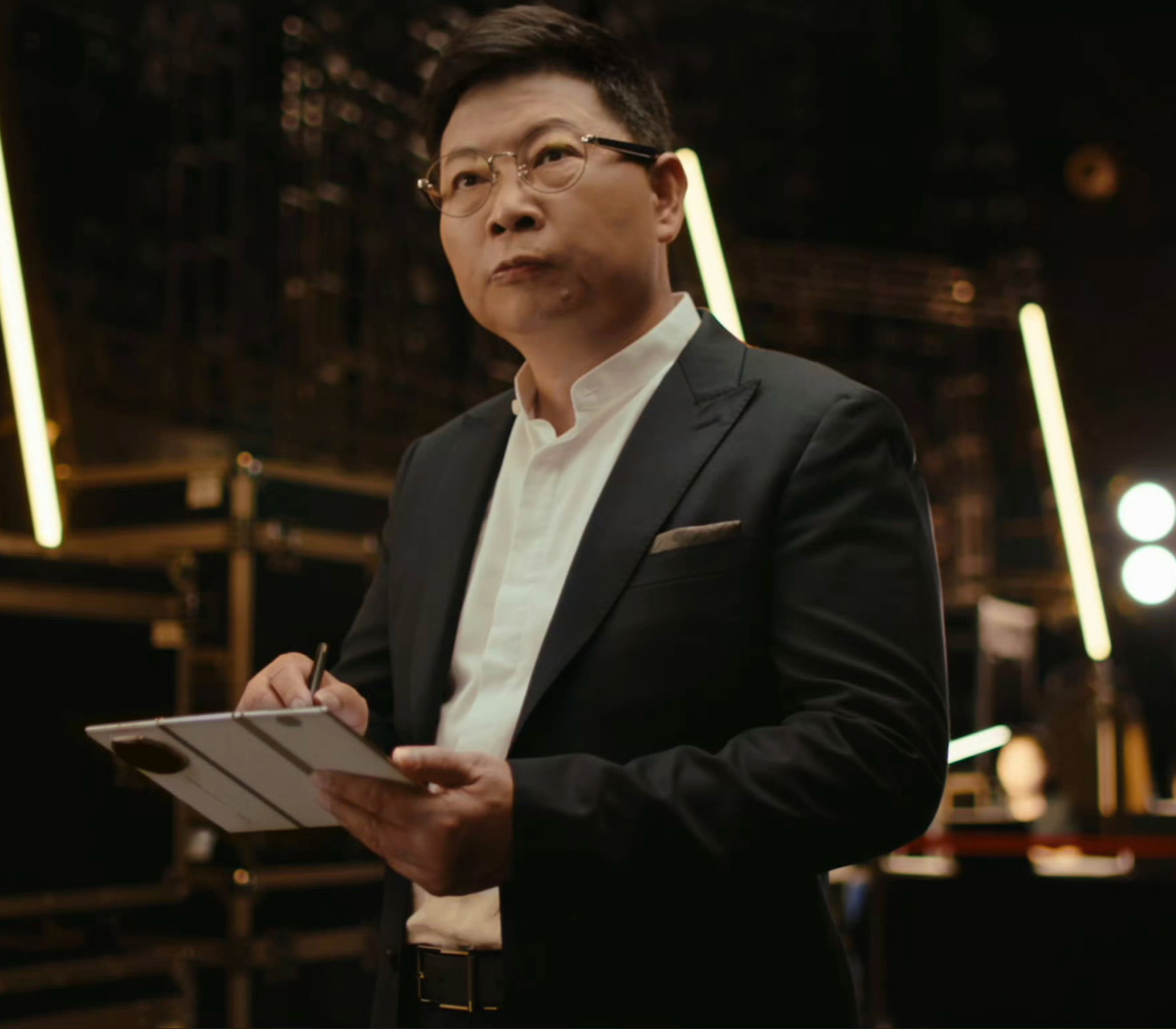 余总拍什么都很严肃，要么就是咬牙切齿，可以理解现在余总就是华为终端的门面和形象代
