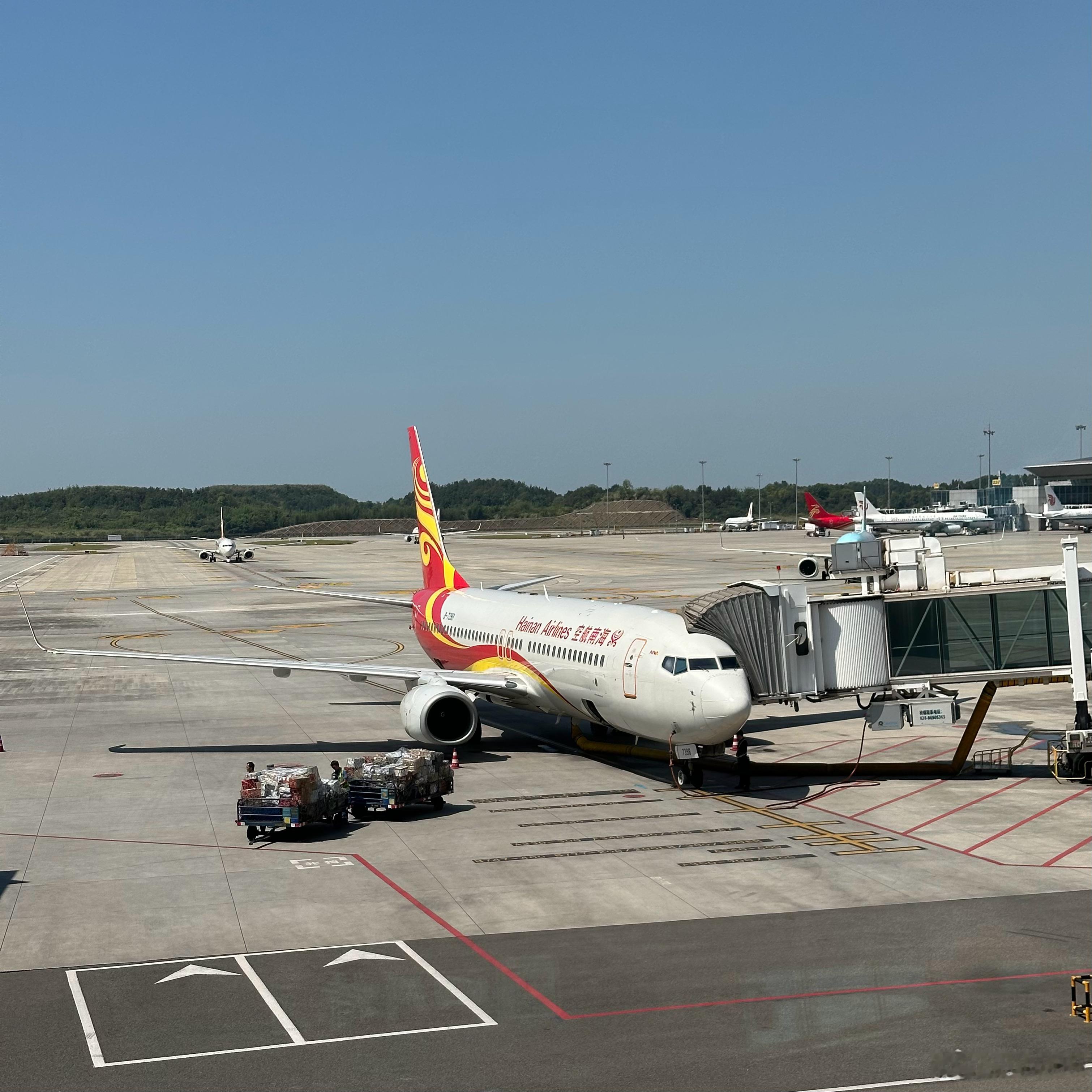 坐海南航空，去海口避暑，你就说这波操作溜不溜。 简阳·成都天府国际机场