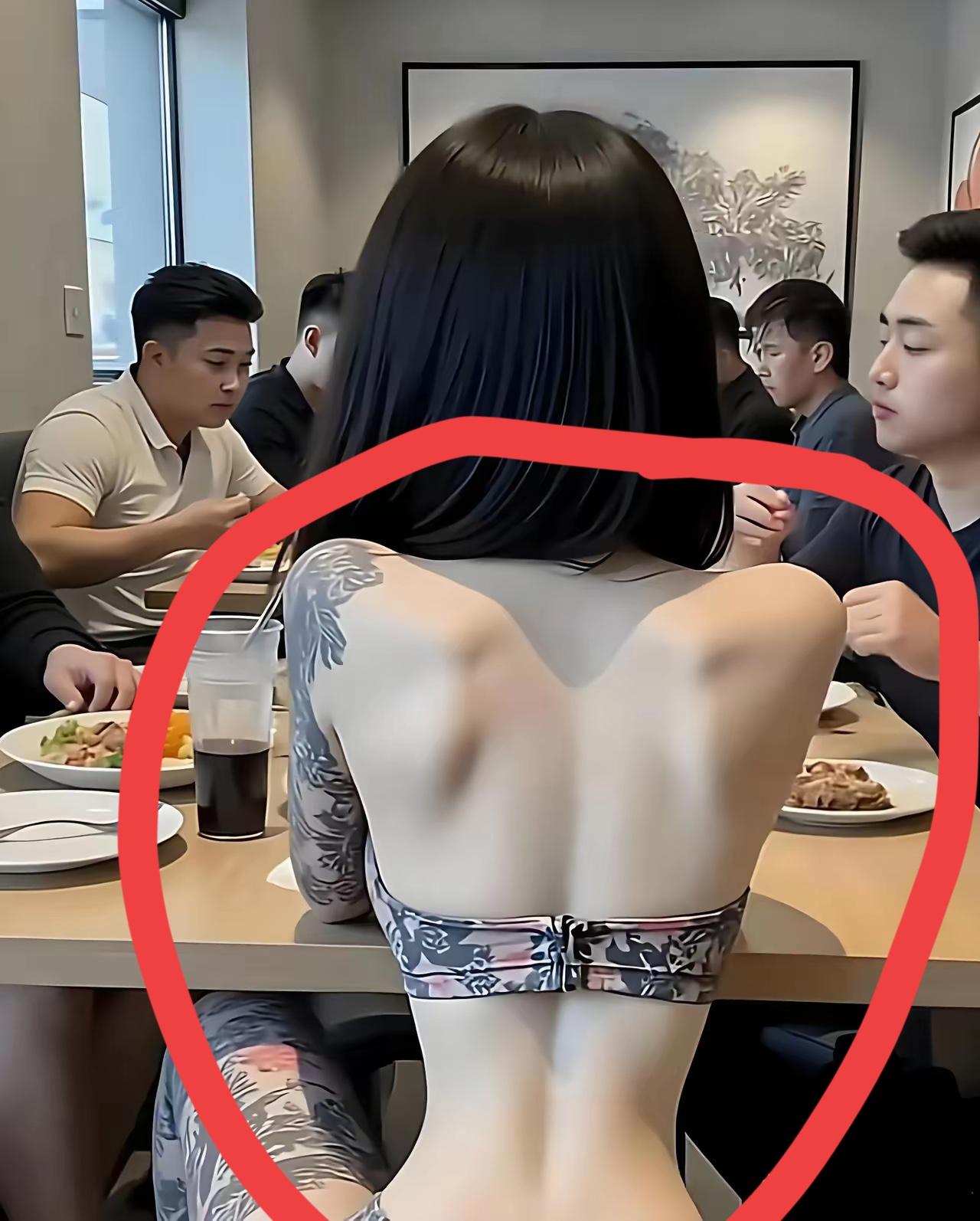 去饭店吃饭时，刚刚坐下，突然发现隔壁桌一女子，打扮十分独特！万万没想到：仔细一看