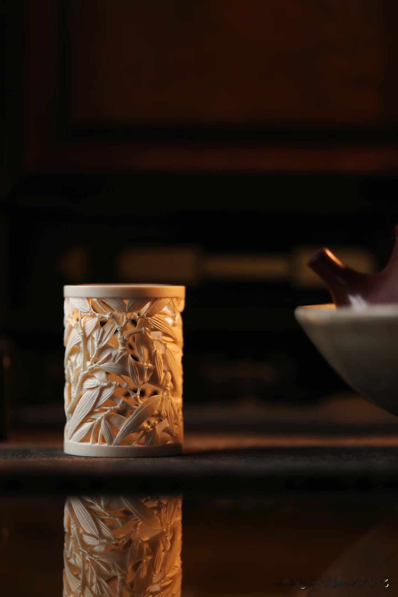 这枚“竹影”，小，却不轻。

猛犸质地温润如脂，
在光下有一层柔和的内敛光泽。