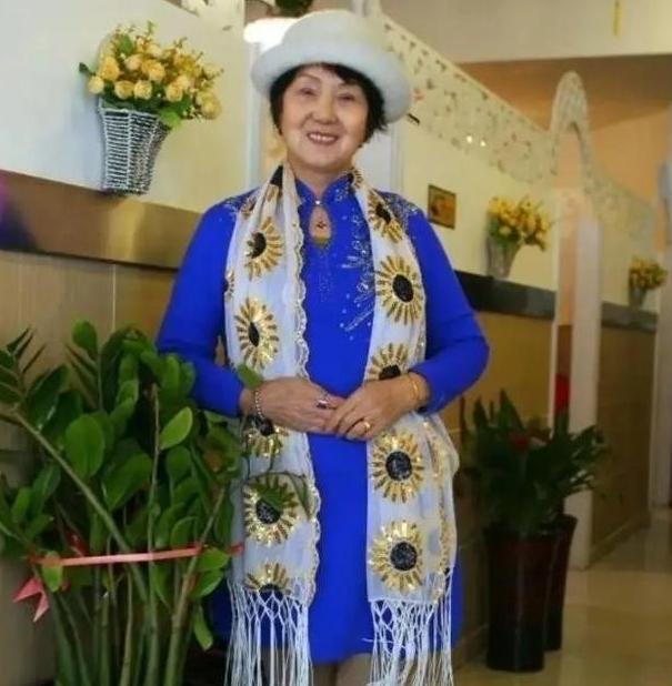 1986年，53岁的“上海女首富”吴胜明，因走私被判死缓。入狱后，丈夫带着保姆和