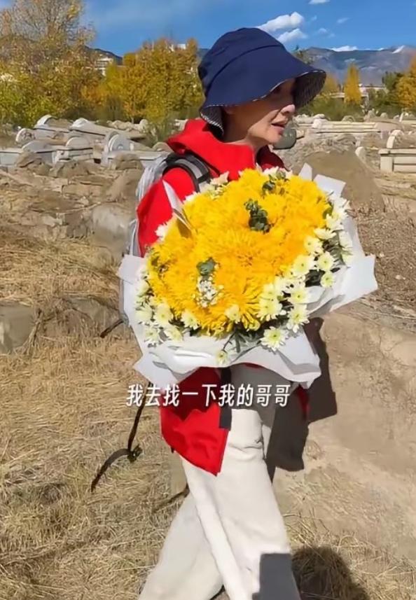 演员孙茜赴拉萨祭拜哥哥，在哥哥墓碑前悲痛落泪。原来孙茜并不是独生女，她还有一位亲