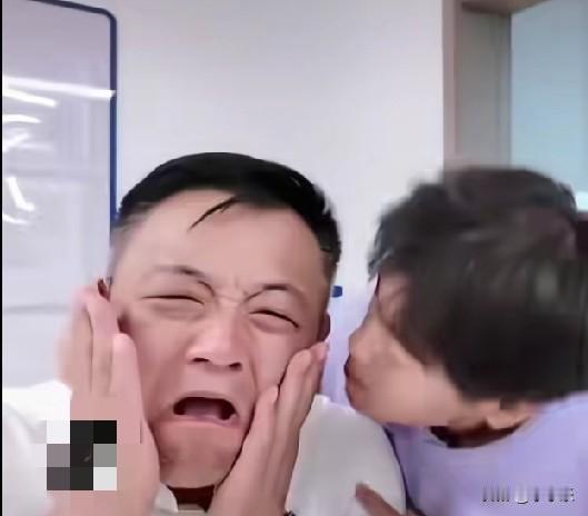 近日，山东，一高中老师课间在走廊上，直接被学生亲蒙了，哈哈！这老师一边嫌弃着一边