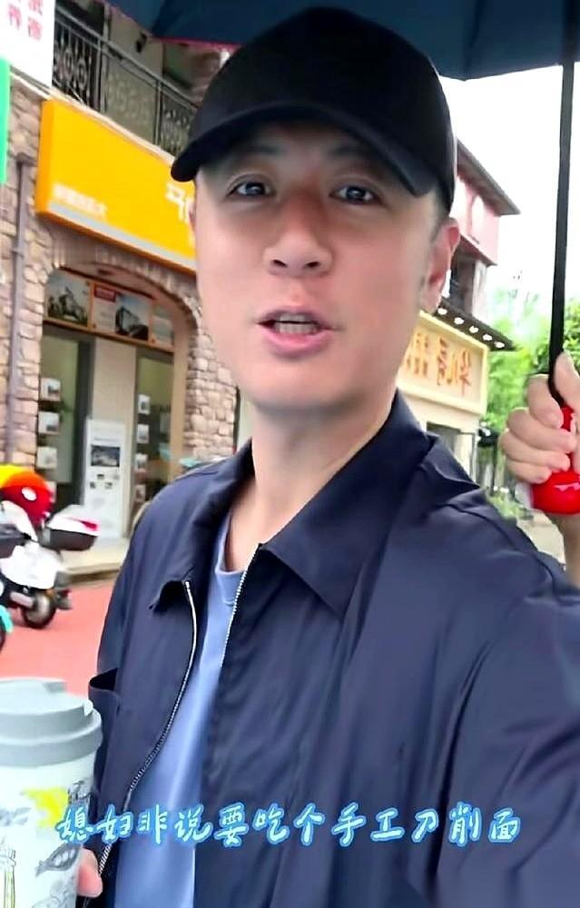 任重给孙骁骁喂面的那个镜头，真是一帧都不能浪费。
就那么一碗面，里面孤零零一个荷