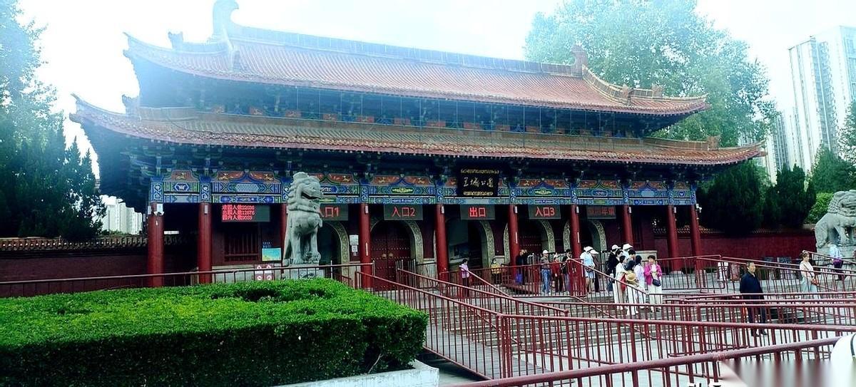 下午五点半，路过王城公园，头下意识往门楼上一甩——空的。
我把车靠边停了，摇下窗