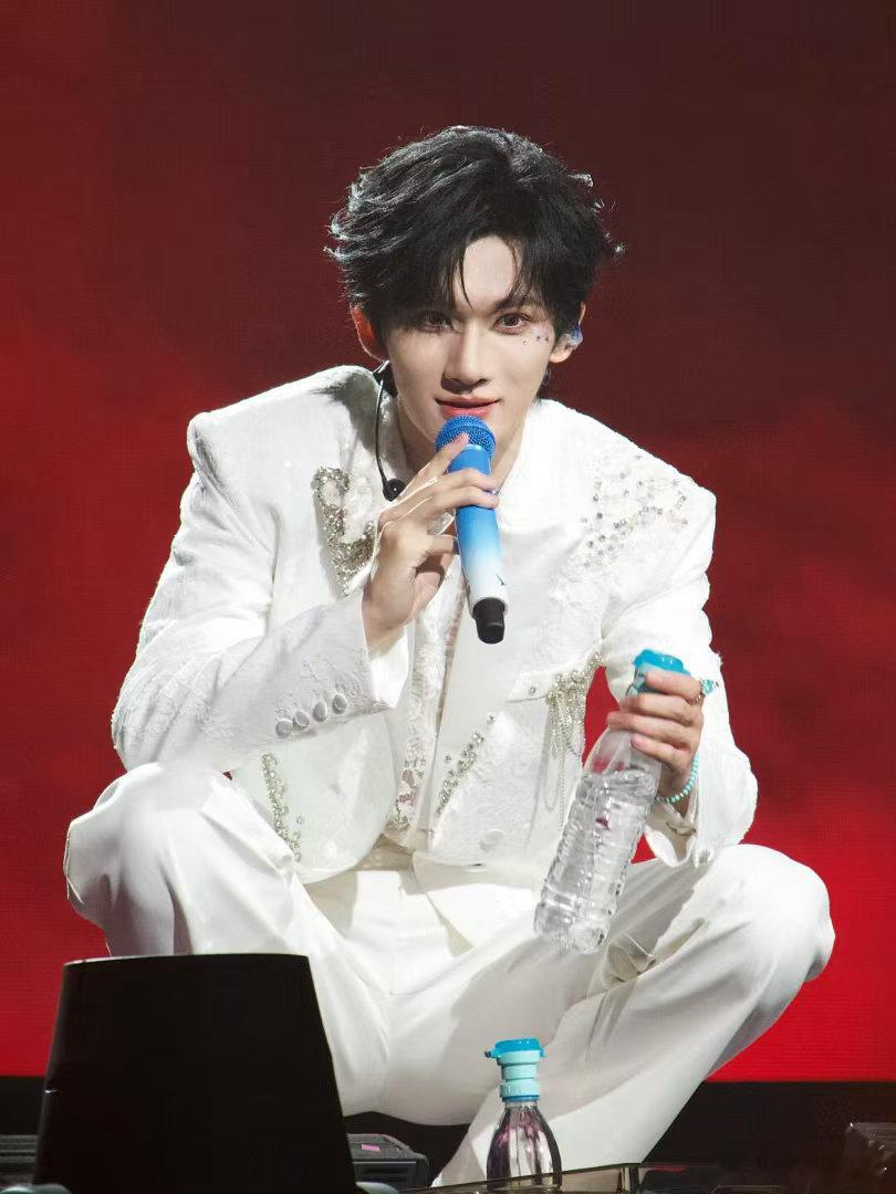 余宇涵不再只有追晚霞了 终于！余宇涵的歌单里终于不是只有一首《追晚霞》来回循环了