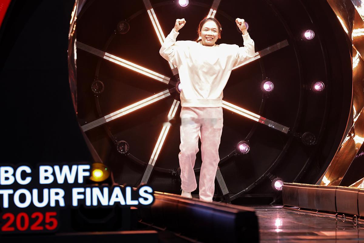 看着清晨走向通道尽头，转身露出笑颜，挥着手臂、跳着蹦着~愿你未来自由自在，过自己