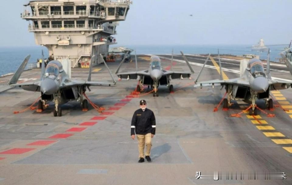 莫迪登上印度国产航母，称其名让巴基斯坦“夜不能寐”！

航母甲板上的瑜伽练习与战
