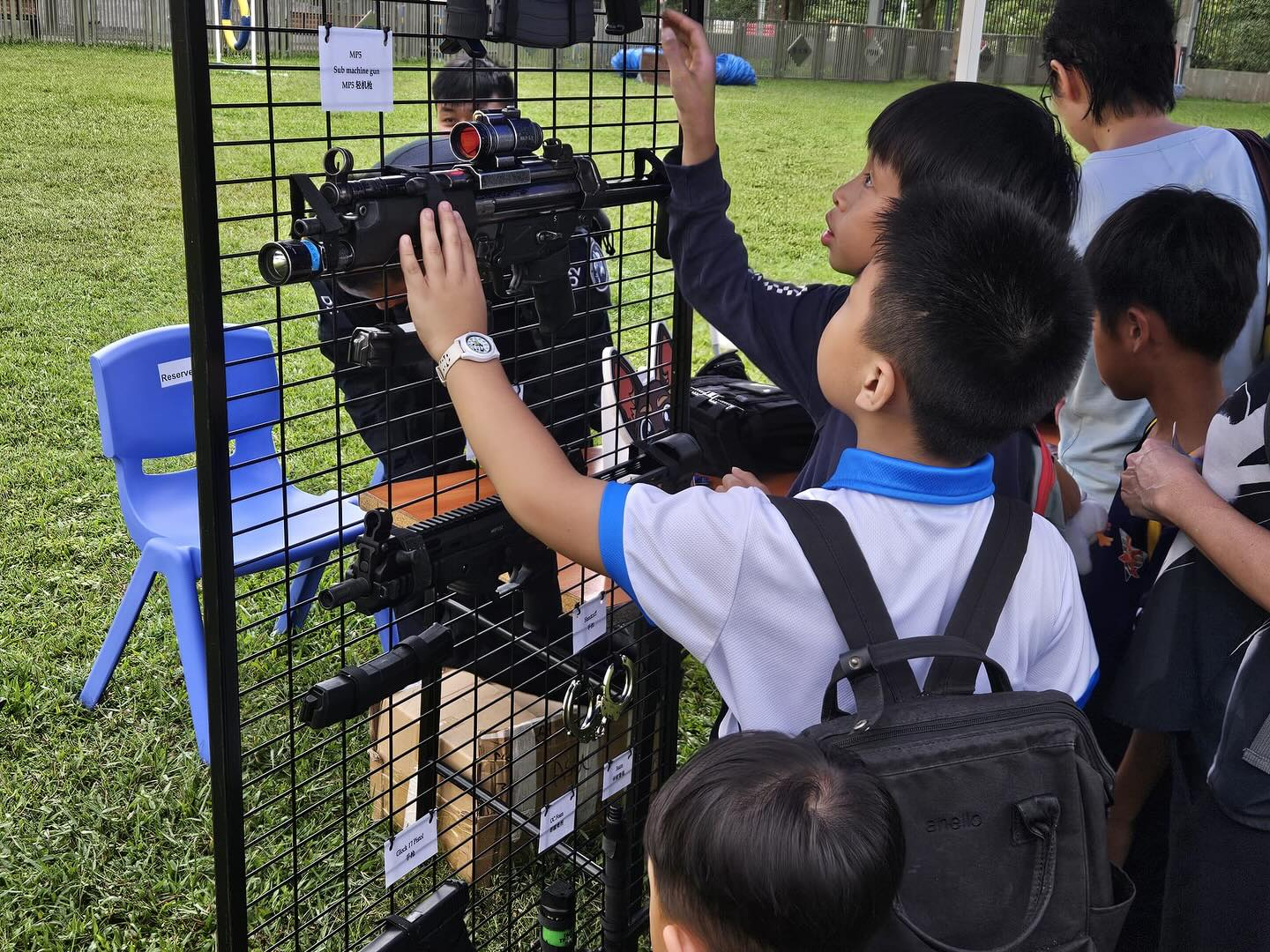 香港警察警犬队75周年纪念电影首映嘉年华活动，现场拍摄照片显示港警已经用上了CS