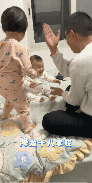 姐姐突然来了一脚，爸爸没有想到，拍视频的妈妈更没有想到。
爸爸吓坏了，不过，妈妈