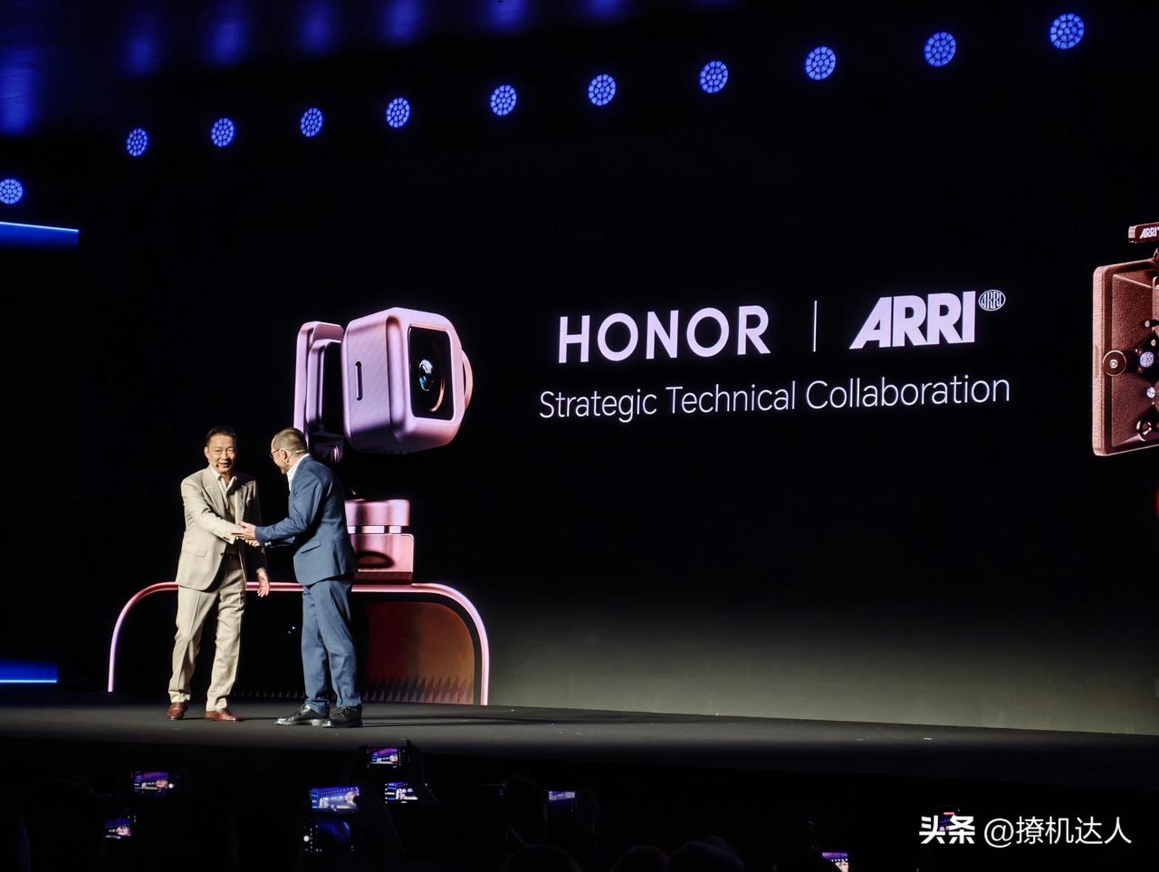 网友：“留给荣耀的相机品牌不多了”；

荣耀：不好意思，我们选择了电影机品牌——