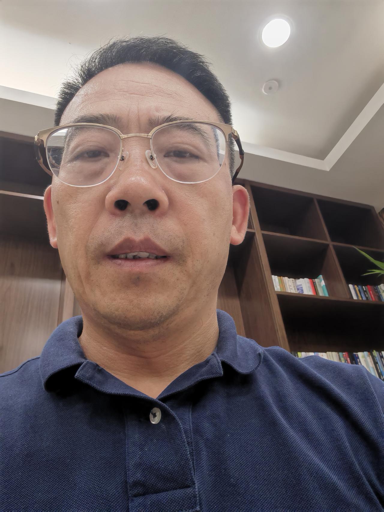 我双休日正愁没地方去呢，在出差的单位厂区逛了一圈，恰好遇到我的最爱——职工文化阅