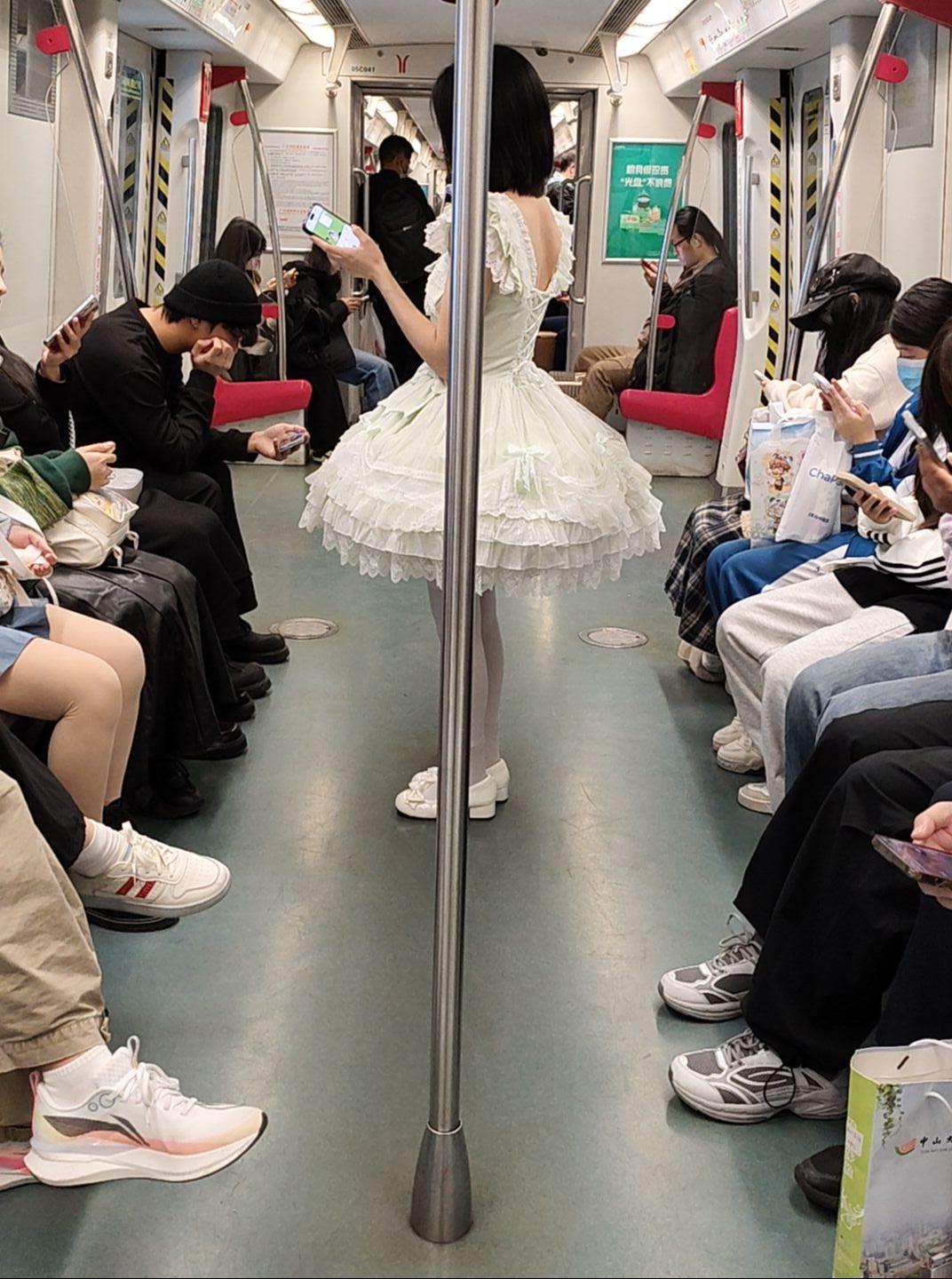 以前花木兰女扮男装代父从军，现在很多男的扮起女人比女人更妩媚，有些人不仔细看都不