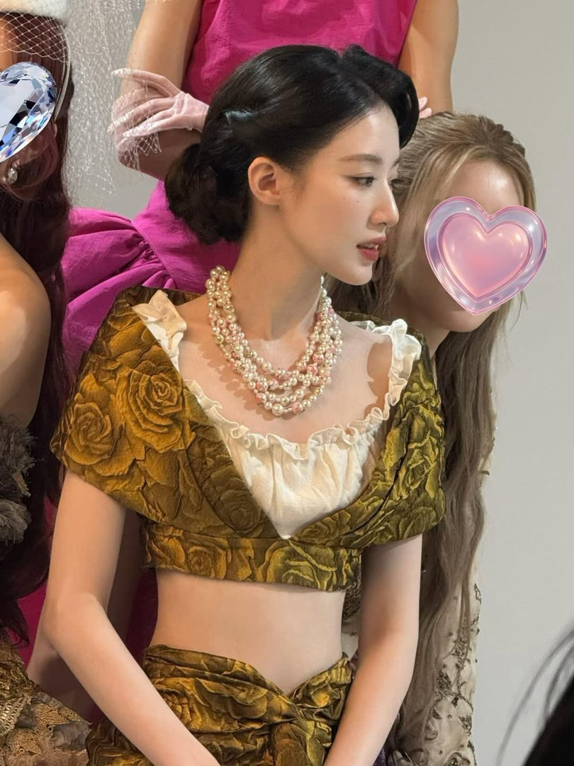 叶舒华珠宝消失术 项链在她身上确实是配角，注意力全被脸吸走了。这种“珠宝消失术”