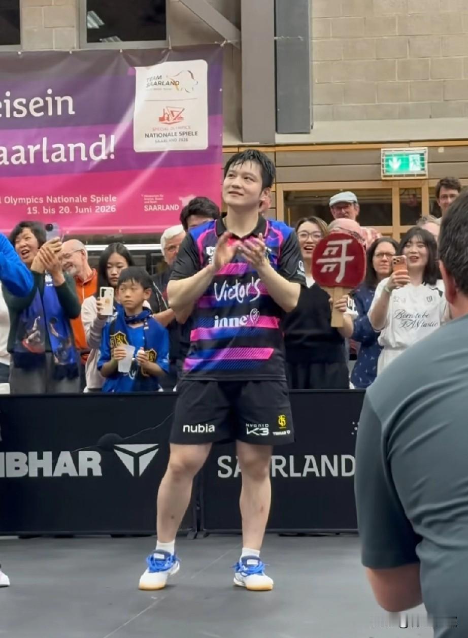 但凡经理多讲两句，东哥的眼泪就藏不住了！

别说！还挺想看东哥掉眼泪[捂脸]
经