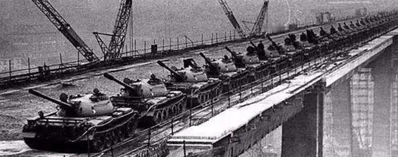 1968年，南京长江大桥建成。这是是长江上第一座由中国自行设计和建造的双层式铁路
