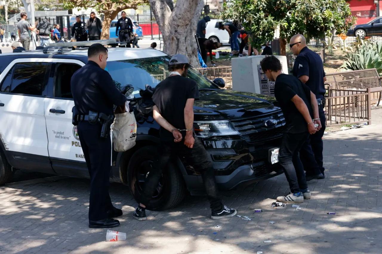 洛杉矶大规模扫毒行动：周四，警方和缉毒局突袭麦克阿瑟公园，逮捕了光天化日之下公开