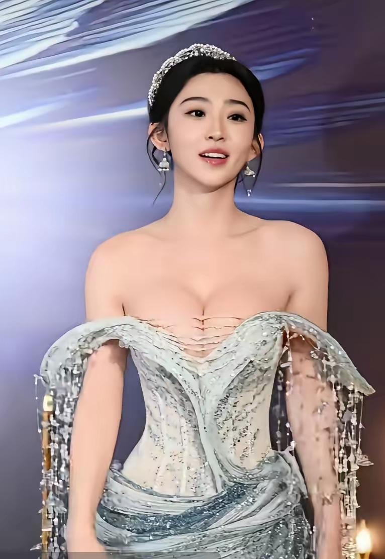 大湾区选美红毯上的这套浅蓝渐变闪钻抹胸礼服造型简直绝了，直接出圈。那浅蓝渐变的色