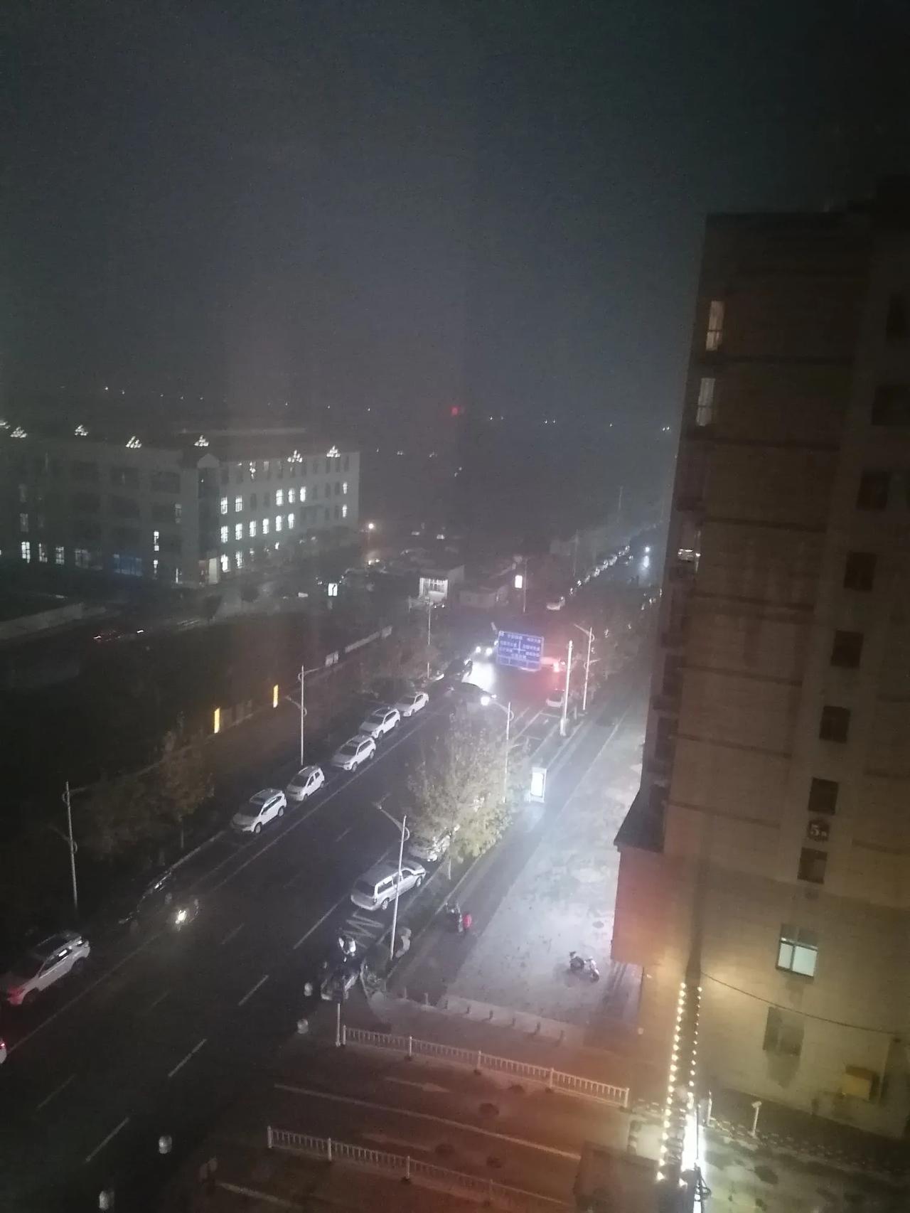 菩萨蛮
雾
浓浓秋雾满天朦，茫茫片片罩天空。
如烟侵满雾，地上雾遮帘。视野近呎呎