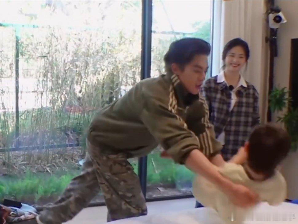 好像看到了王鹤棣当爸爸的样子客栈里王鹤棣花式哄娃，陪轩轩换睡衣玩小游戏，动作温柔