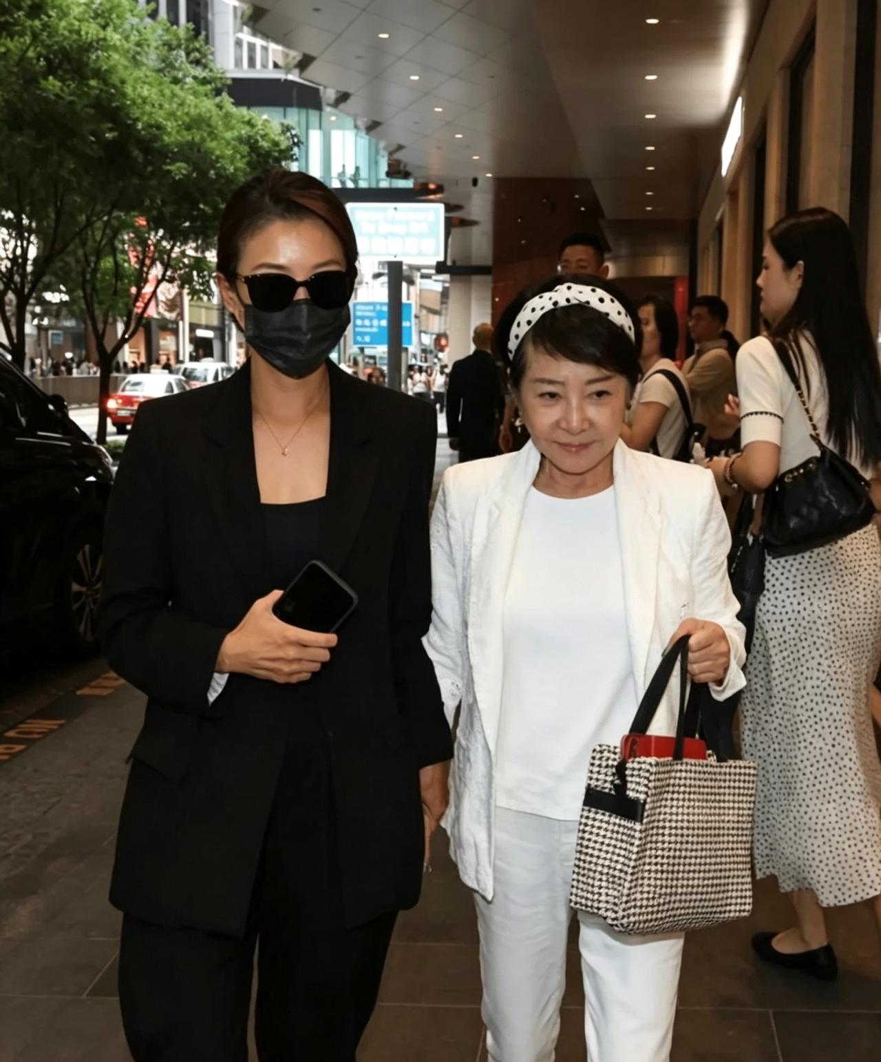 谢贤去世后，狄波拉和谢婷婷首露面，母女俩神情哀伤！

7月20日，谢贤去世，狄波