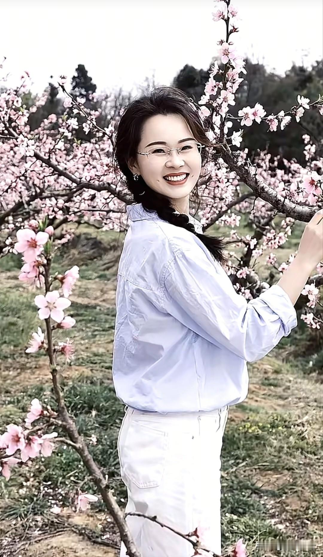 所以像我母亲这样的中年女人才是人间最优雅的。你们喜欢我优雅的母亲吗？