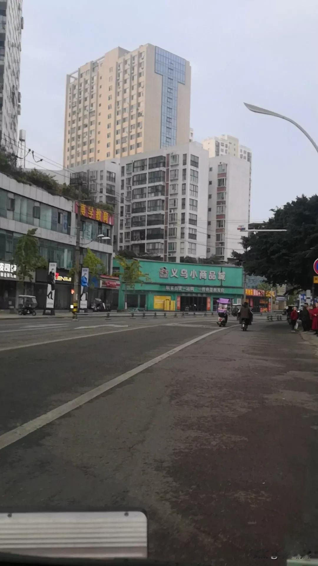 2025年11月27日，在成都市金堂县，突然看见这个很美的高楼大，因为在三轮车上