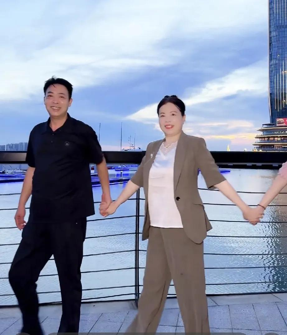 家人们，相信姐姐们都开心了不得吧；看到许妈姚爸四宝手拉手的Sp。
当指尖轻轻相碰