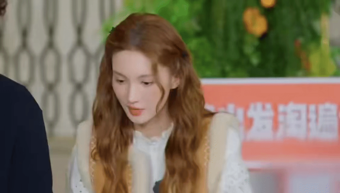 金晨急的在嘴里炒了一遍菜 谁懂啊！《现在就出发》里金晨干饭的模样，像极了抢饭吃的