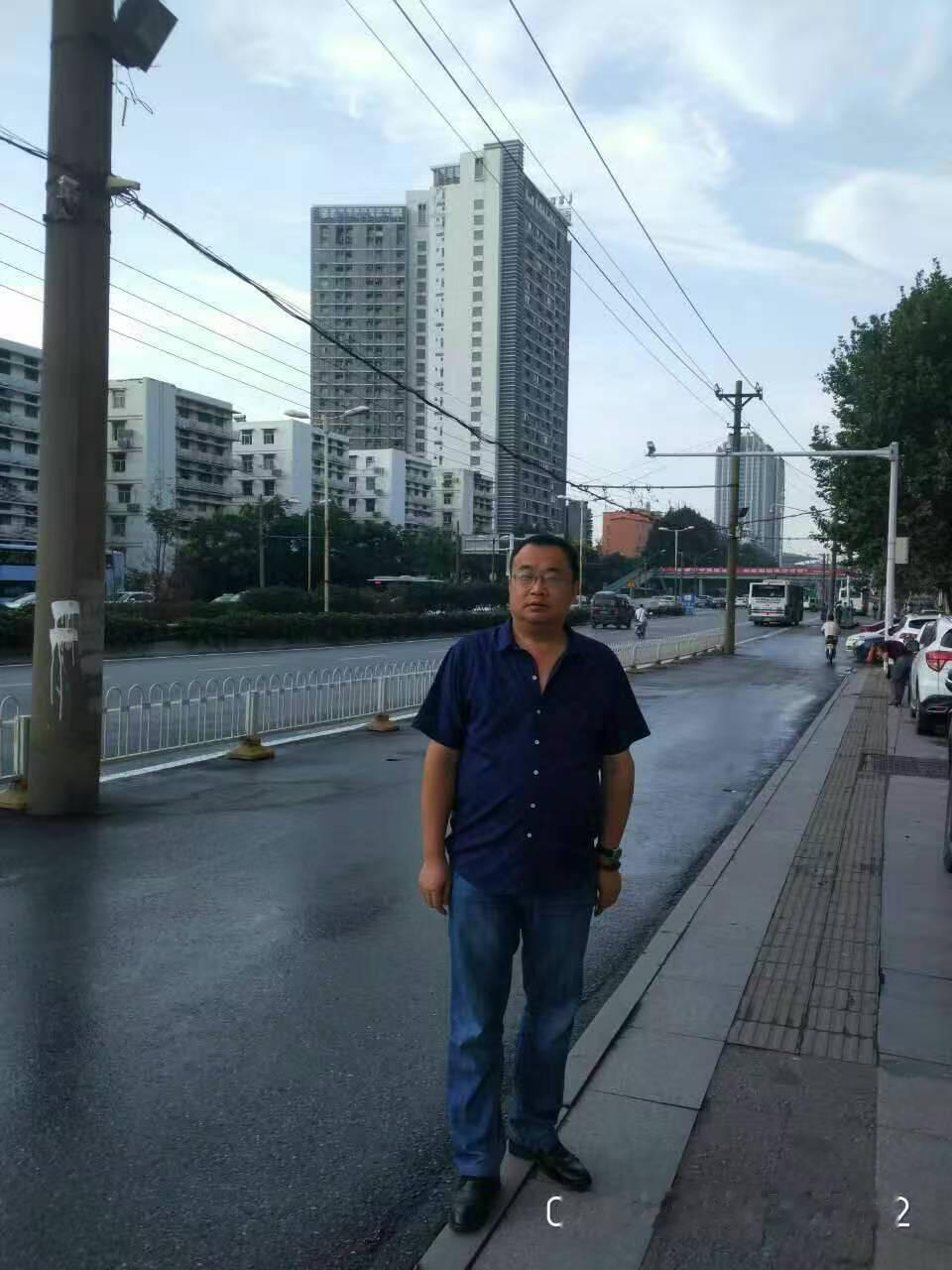 塞鸿秋·自嘲
霜髭休对菱花判，
流光欺我憨颜换。
昔夸浩气吞云瀚，
今余残齿嚼蔬