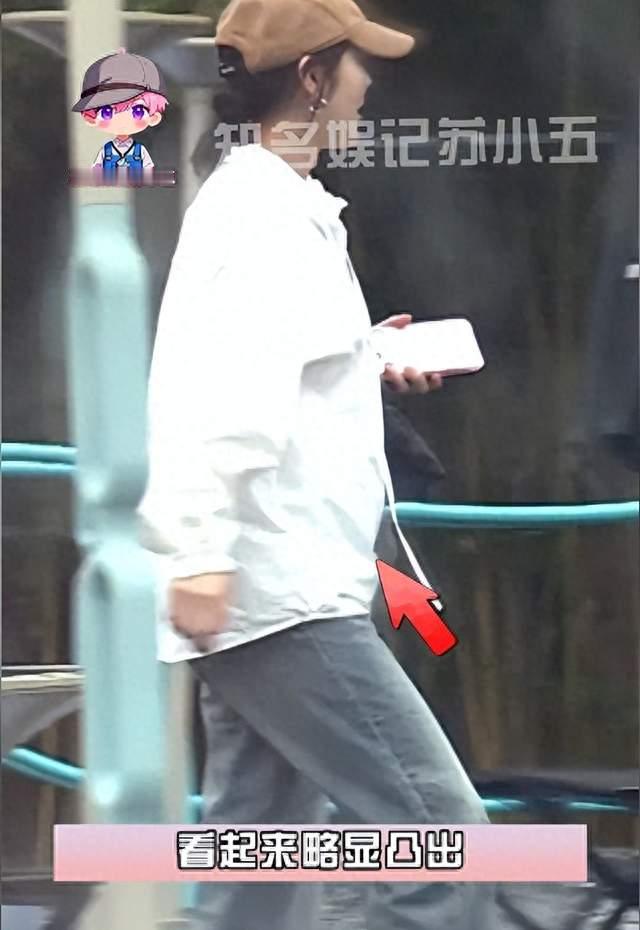 娱记爆料张佳宁怀孕！肚型明显和助理逛咖啡馆，步态外八孕感满满