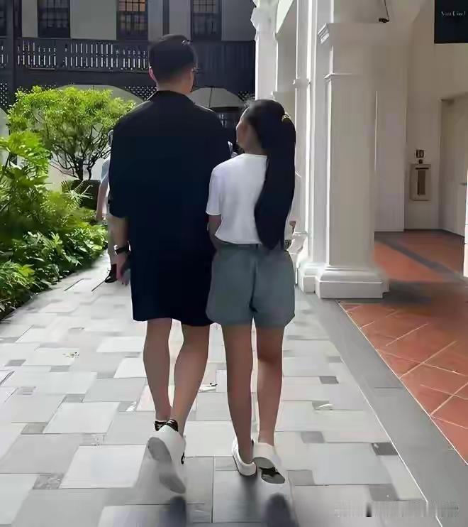 玥儿放暑假回北京！网友偶遇小菲陪女儿街头散步，玥儿有新变化！
 
小学旅程圆满收