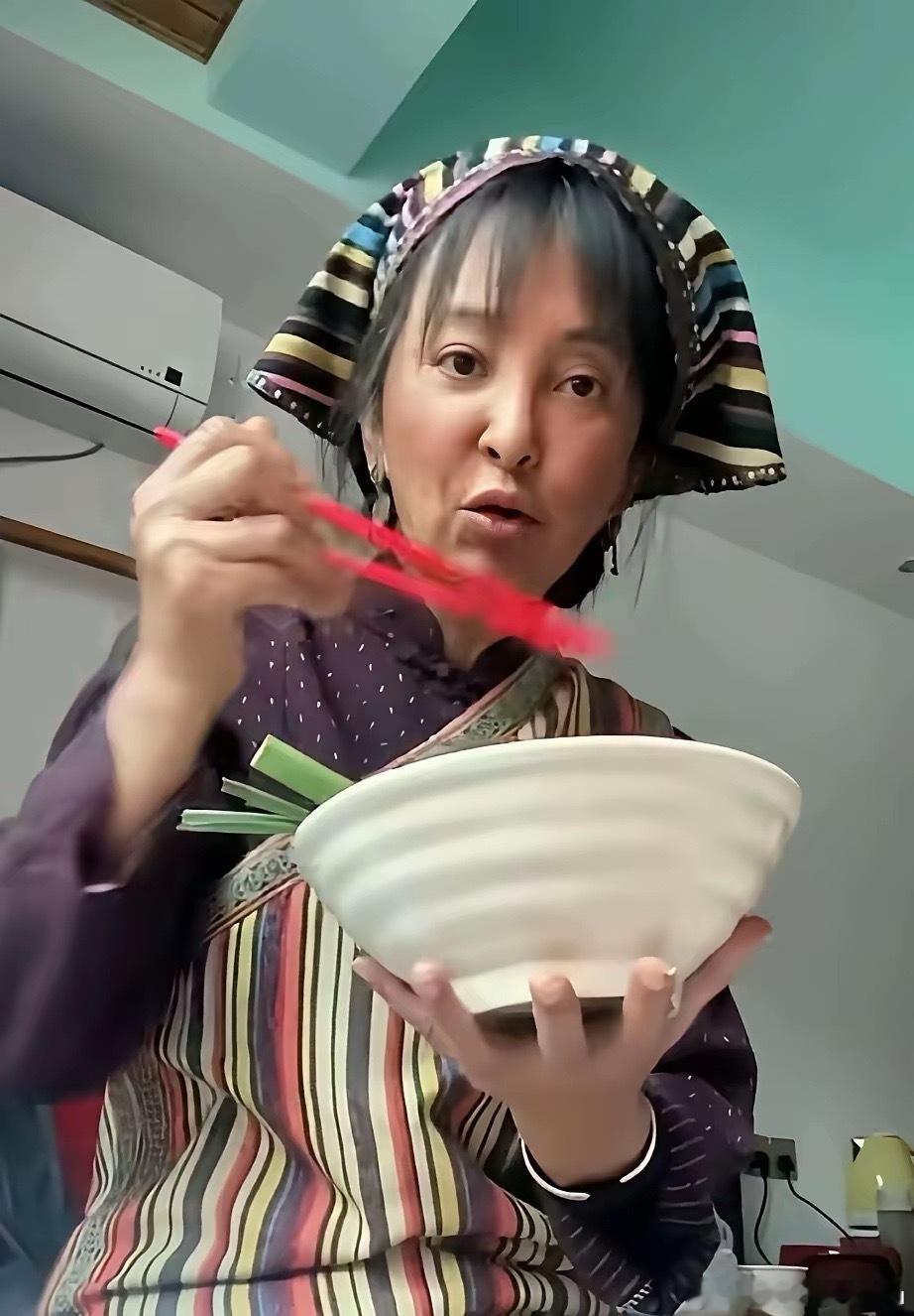 李勤勤她都那么大岁数了，还在拍戏挣钱，她养了那么多流浪猫流浪狗，真不容易啊。李勤