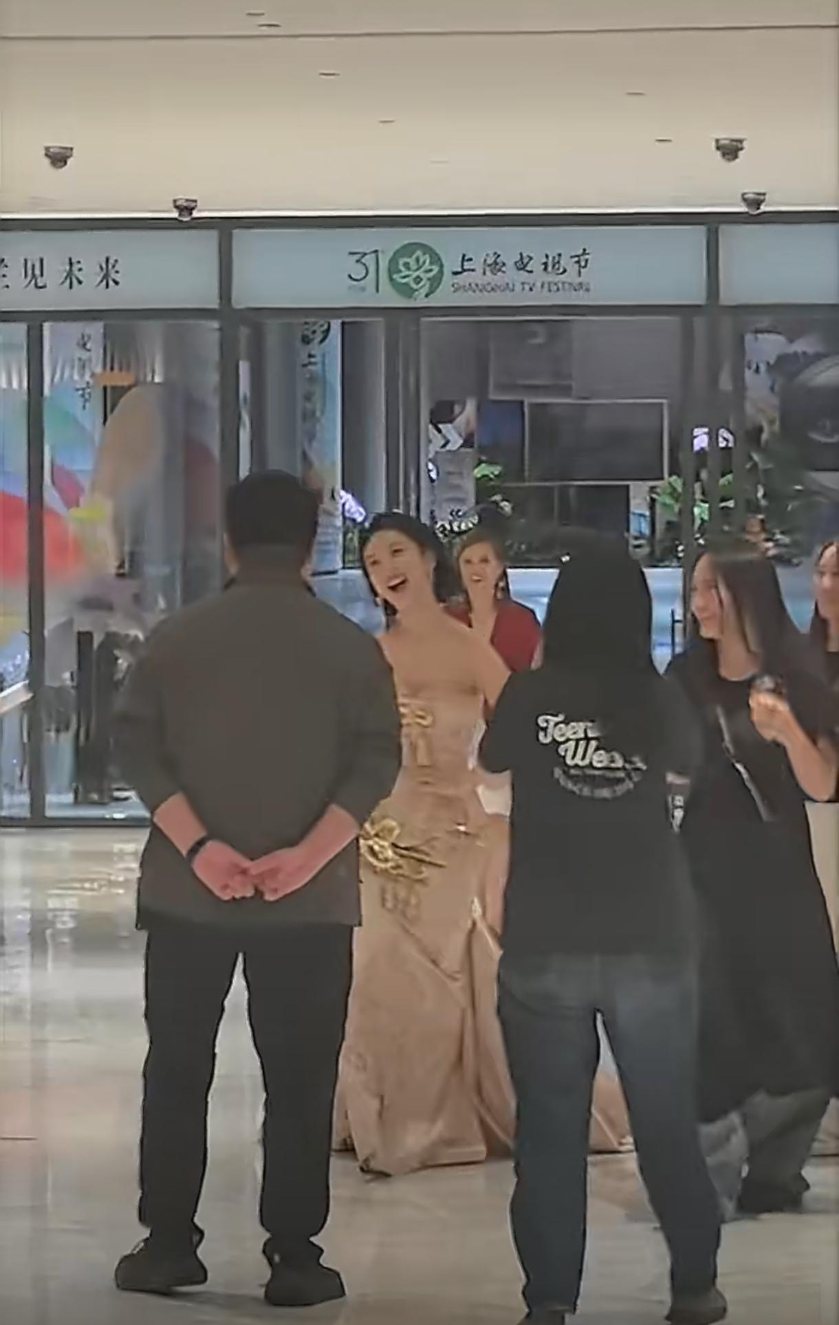 手握视后荣誉的杨紫下班状态完全藏不住喜悦，一路蹦蹦跳跳步履轻快，鲜活又纯粹，像收