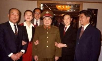 1990年，79岁的杨得志新婚，迎娶了石莉，结婚当晚，杨老将军握着石莉的手，动情