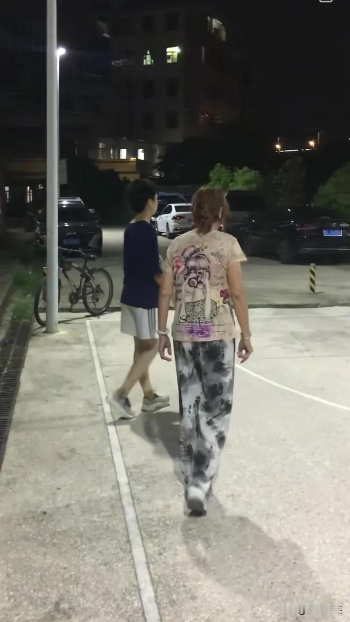 现在的老年人到底怎么了？先是辽宁“暴走团”，后又在火车上放音乐跳广场舞，现又有老