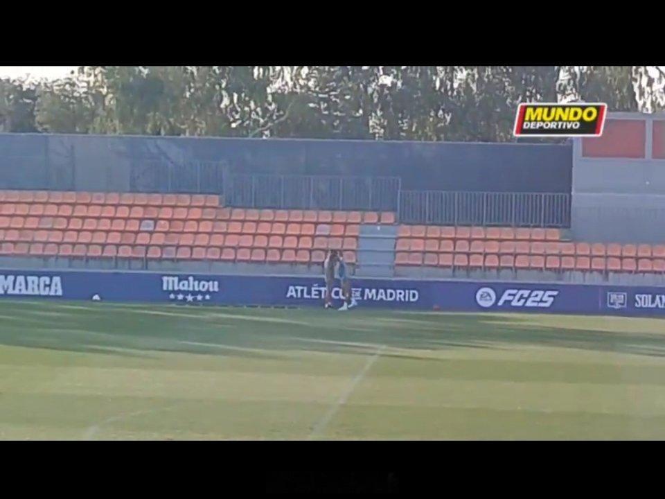 菲利克斯回来训练了，他今天在场边单独训练。 ​​​